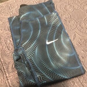 Nike women’s medium leggings capri‎ work out stretch pants